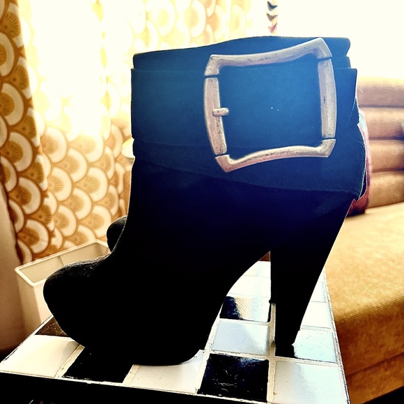 Luichiny vintage black suede high heeled ankle boots w/oversized buckle - Picture 6 of 8